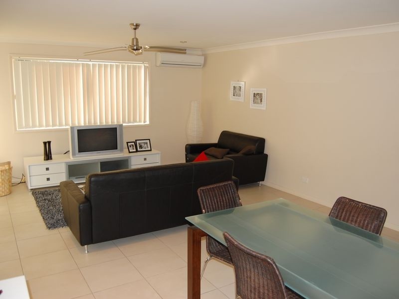 1/8 Witheren Circuit, Pacific Pines QLD 4211