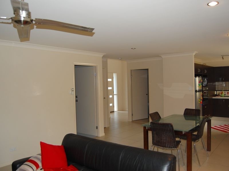 1/8 Witheren Circuit, Pacific Pines QLD 4211