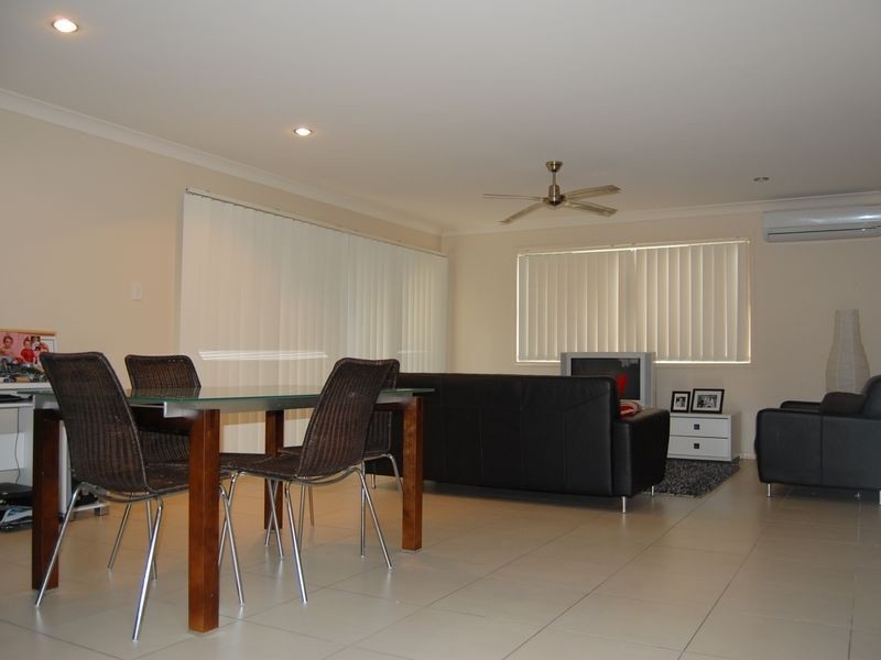 1/8 Witheren Circuit, Pacific Pines QLD 4211