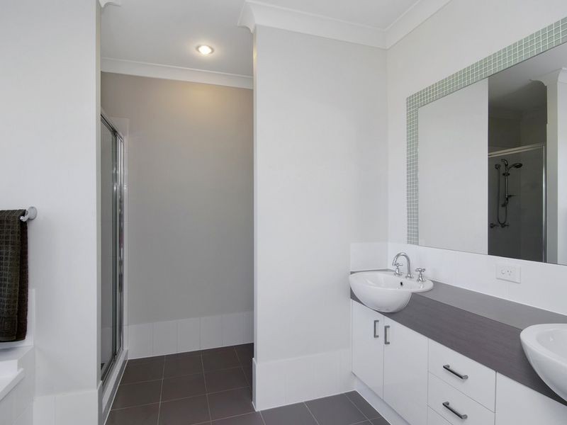 33 Yamba Street, Pacific Pines QLD 4211