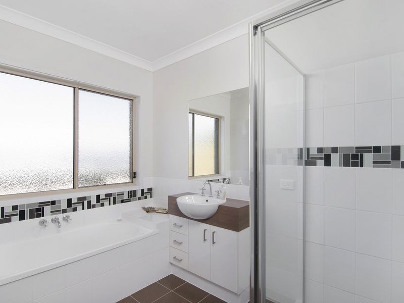 33 Yamba Street, Pacific Pines QLD 4211