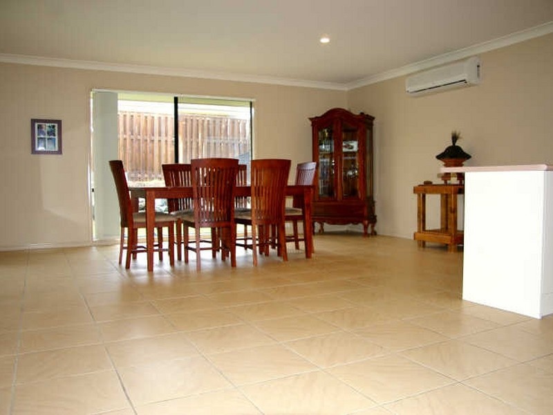 8 Sylvia Close, Pacific Pines QLD 4211