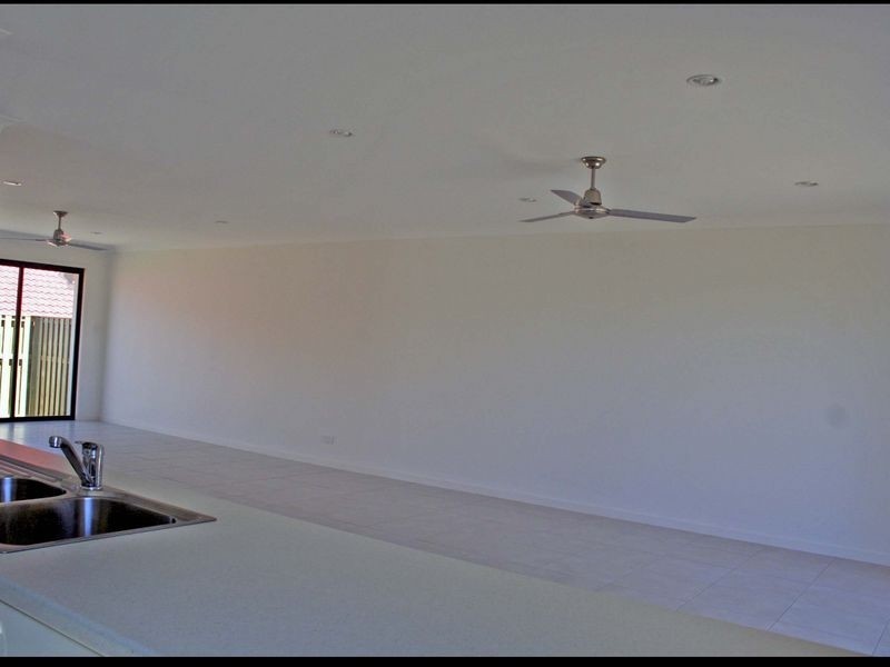 1/15 Barradeen Circuit, Pacific Pines QLD 4211