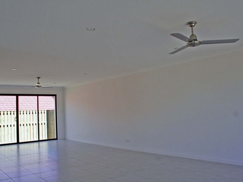 1/15 Barradeen Circuit, Pacific Pines QLD 4211