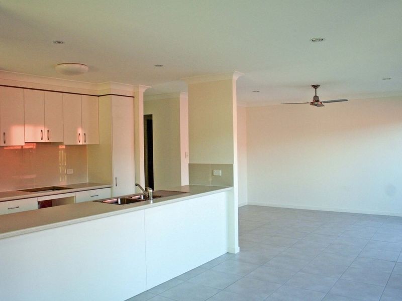 2/1 Barradeen Circuit, Pacific Pines QLD 4211