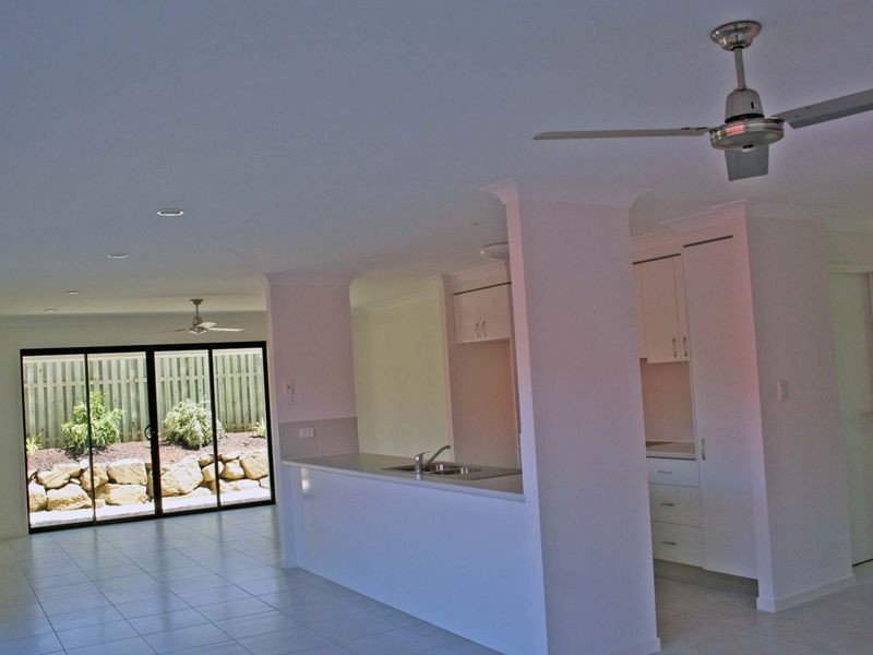 2/1 Barradeen Circuit, Pacific Pines QLD 4211