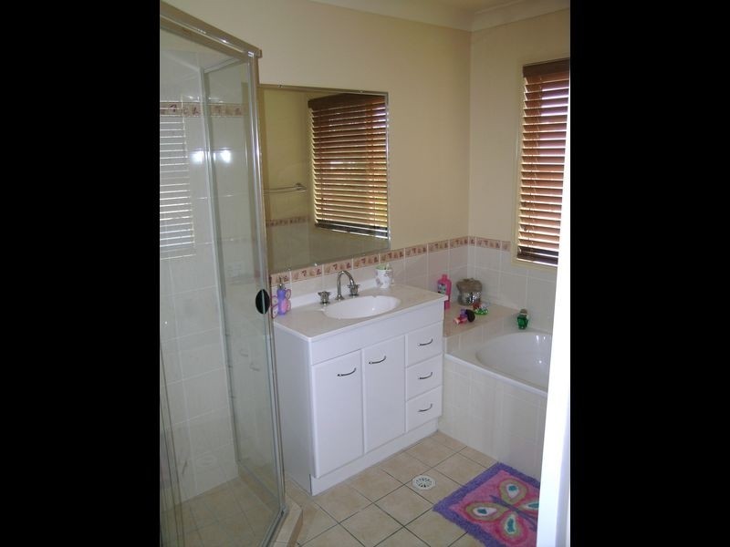 5 Napier Court, Pacific Pines QLD 4211