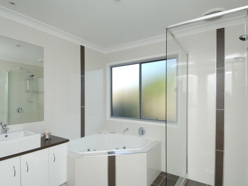 61 Laughlen Chase, Pacific Pines QLD 4211