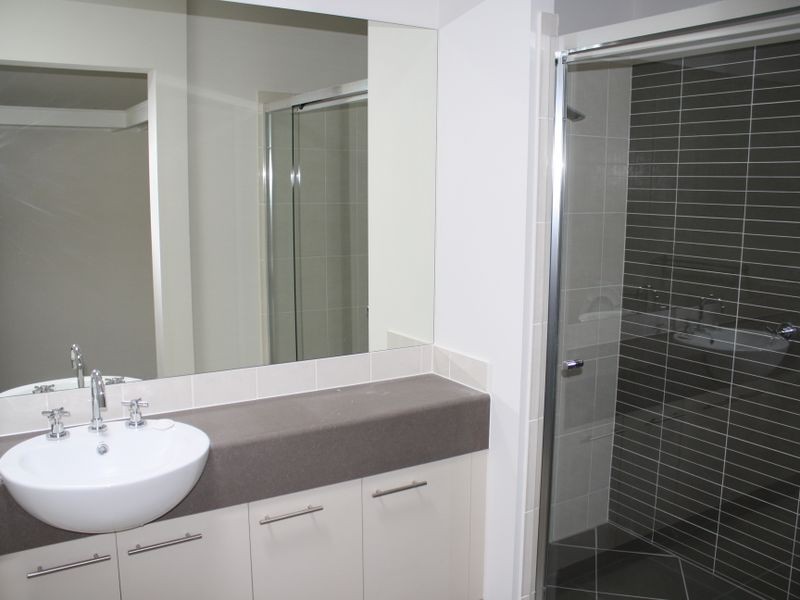 25 Barradeen Circuit, Pacific Pines QLD 4211