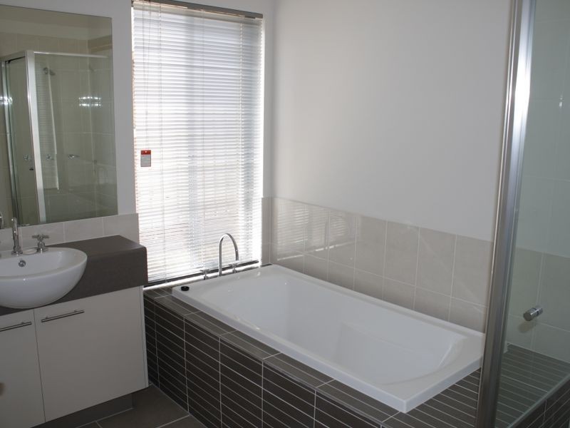 25 Barradeen Circuit, Pacific Pines QLD 4211