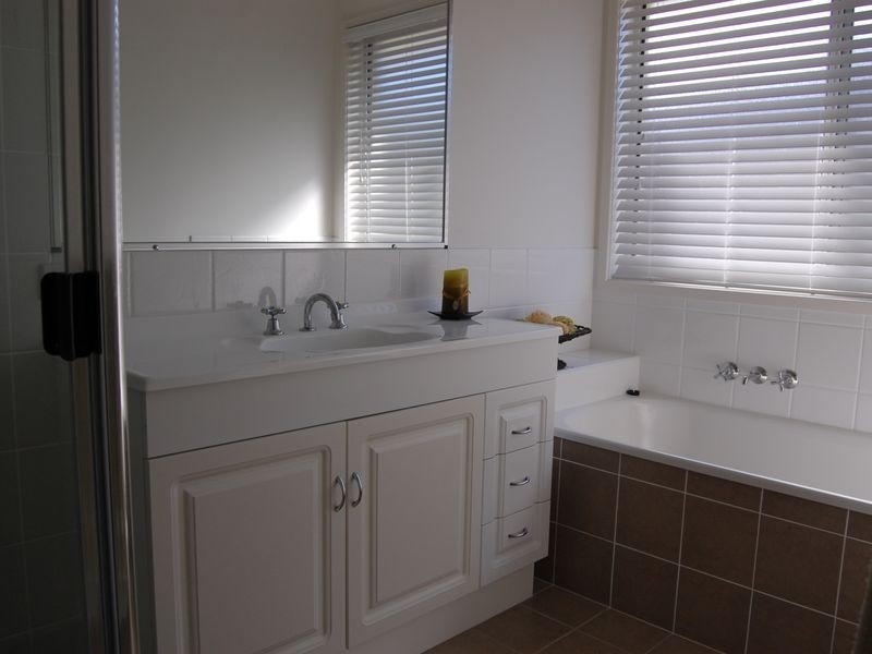 18 Govett Street, Pacific Pines QLD 4211