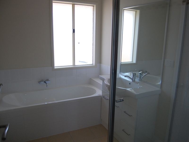 1/50 Lawley Street, Pacific Pines QLD 4211