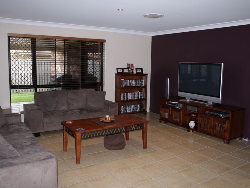 4 Sylvia Close, Pacific Pines QLD 4211