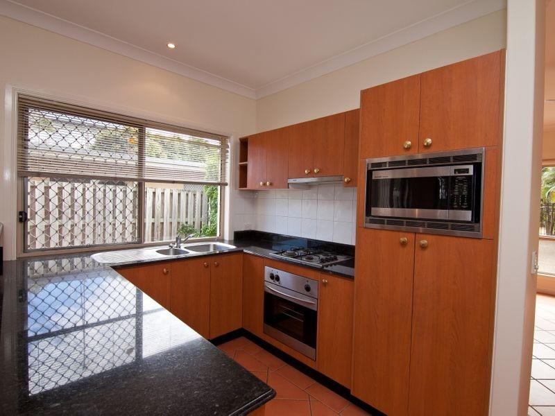 2/4 Bradbrook Street, Southport QLD 4215