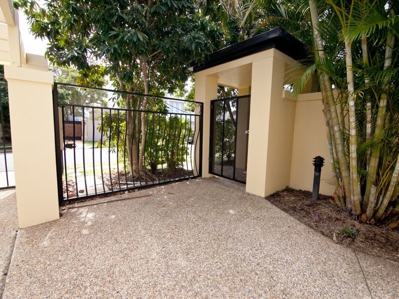 2/4 Bradbrook Street, Southport QLD 4215