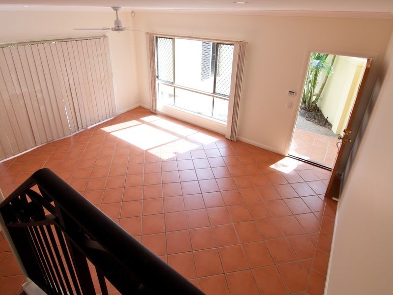 2/4 Bradbrook Street, Southport QLD 4215