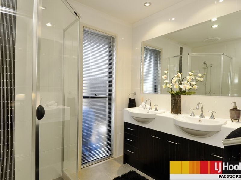 29 Wunburra Circle, Pacific Pines QLD 4211