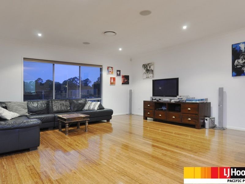 18 Wunburra Circle, Pacific Pines QLD 4211