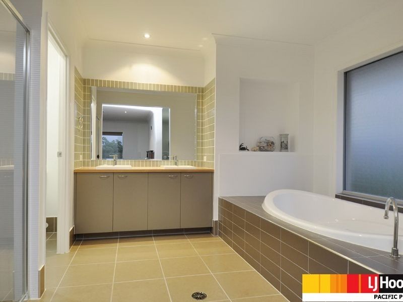 18 Wunburra Circle, Pacific Pines QLD 4211
