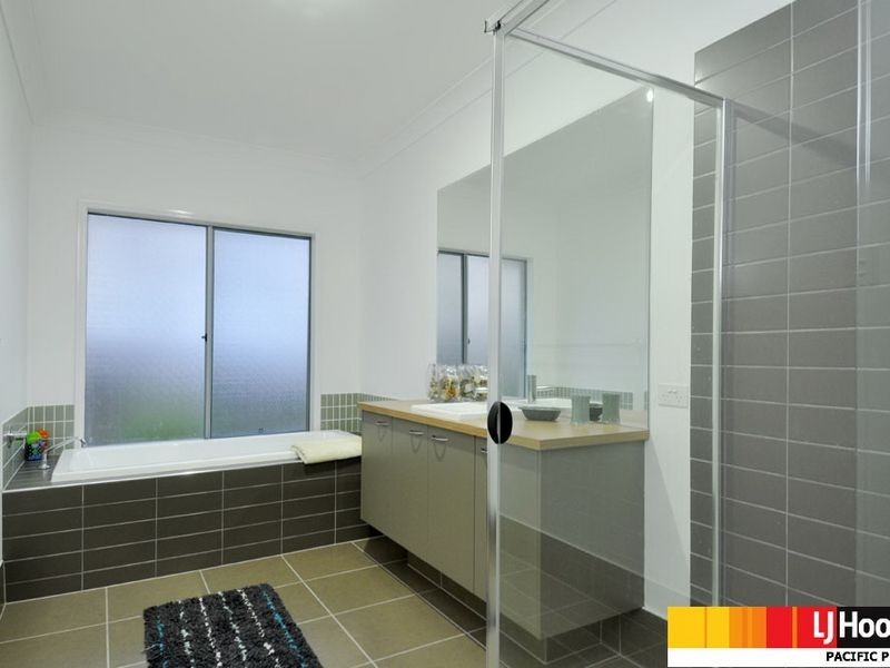 18 Wunburra Circle, Pacific Pines QLD 4211