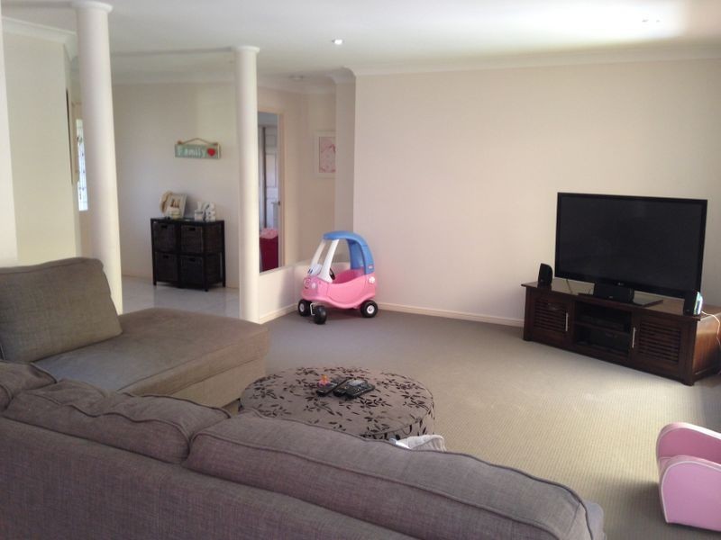 5 Polynesia Avenue, Pacific Pines QLD 4211