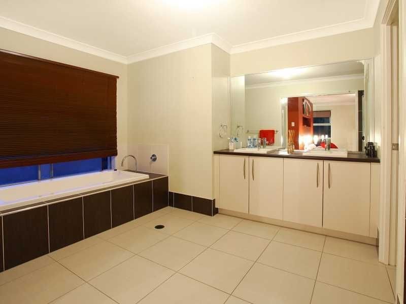 33 Barradeen Circuit, Pacific Pines QLD 4211