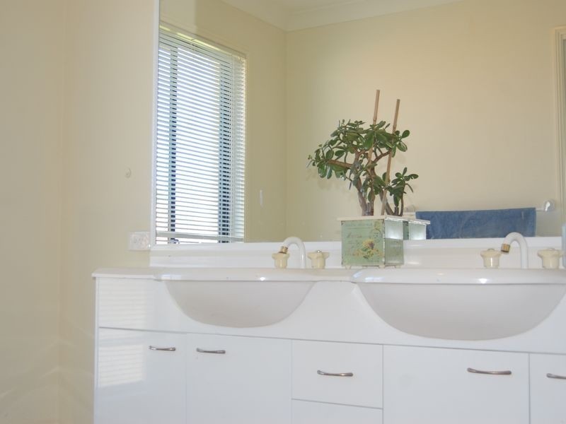 11 Rarotonga Rise, Pacific Pines QLD 4211