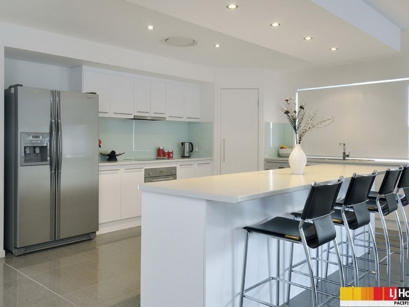 8 Laughlen Chase, Pacific Pines QLD 4211