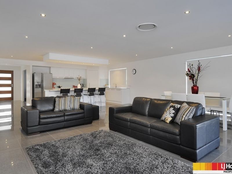 8 Laughlen Chase, Pacific Pines QLD 4211