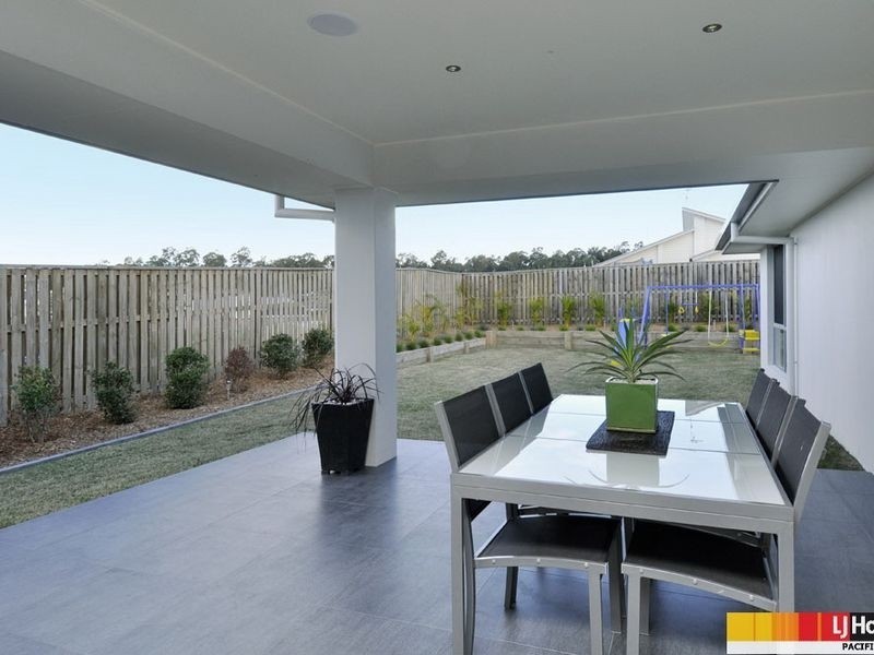 8 Laughlen Chase, Pacific Pines QLD 4211