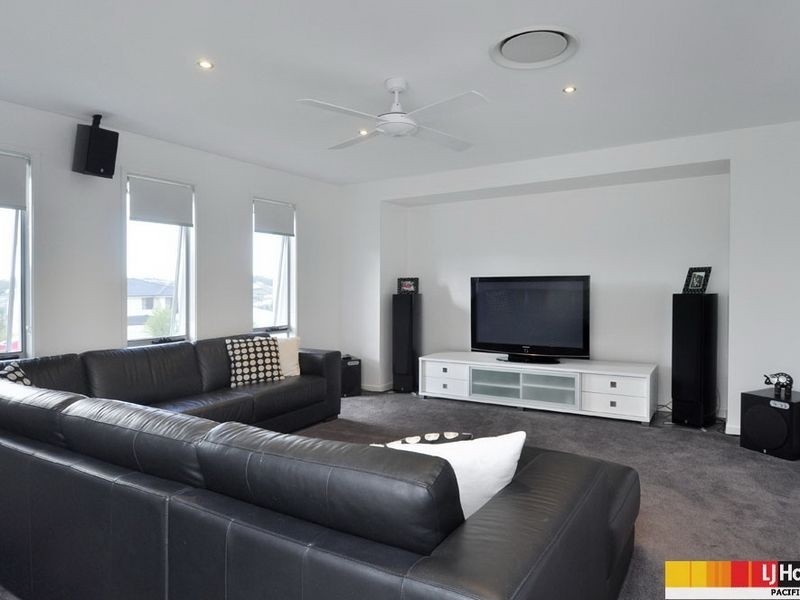 8 Laughlen Chase, Pacific Pines QLD 4211