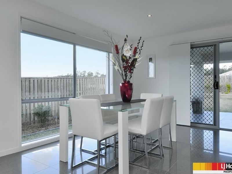 8 Laughlen Chase, Pacific Pines QLD 4211