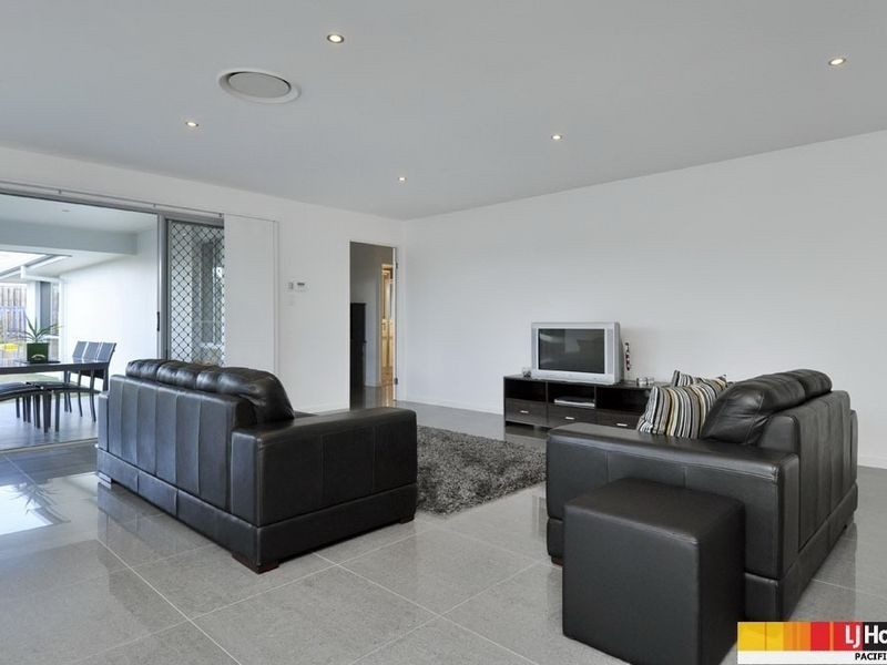 8 Laughlen Chase, Pacific Pines QLD 4211