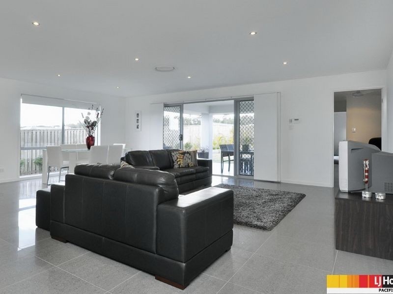 8 Laughlen Chase, Pacific Pines QLD 4211