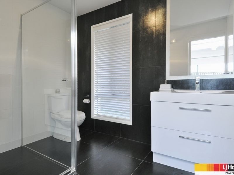 8 Laughlen Chase, Pacific Pines QLD 4211