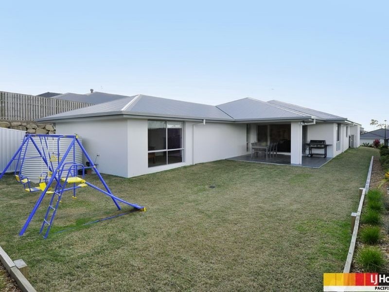 8 Laughlen Chase, Pacific Pines QLD 4211