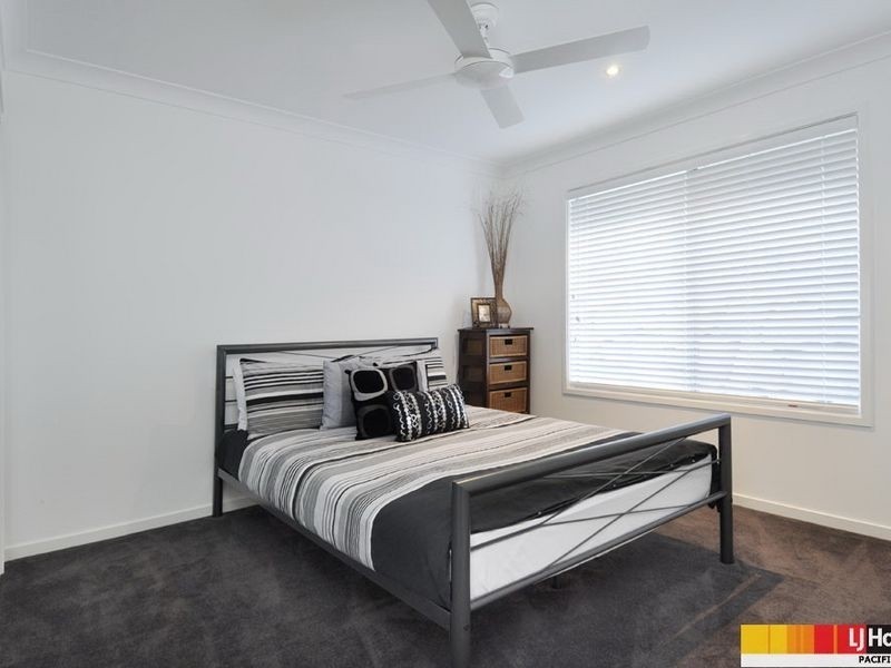 8 Laughlen Chase, Pacific Pines QLD 4211