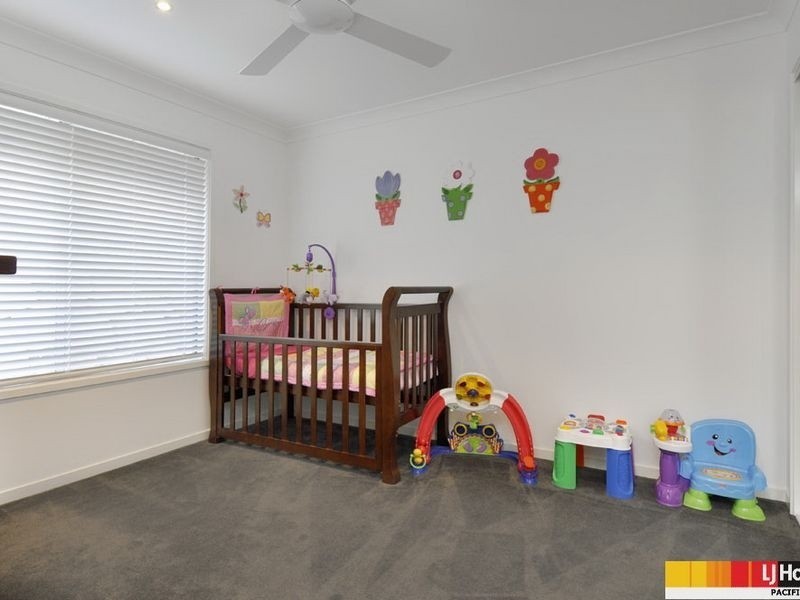 8 Laughlen Chase, Pacific Pines QLD 4211