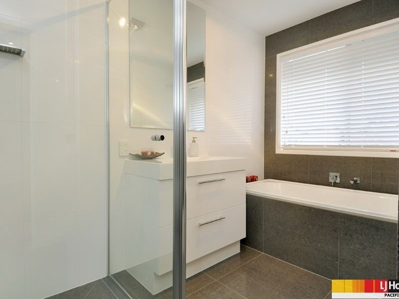 8 Laughlen Chase, Pacific Pines QLD 4211