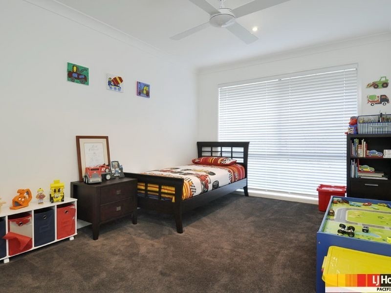 8 Laughlen Chase, Pacific Pines QLD 4211