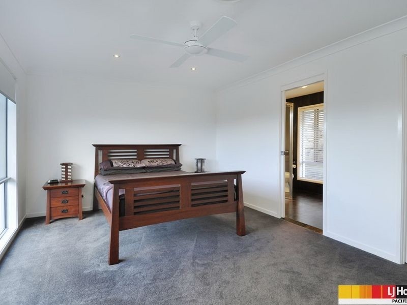 8 Laughlen Chase, Pacific Pines QLD 4211