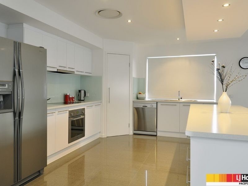 8 Laughlen Chase, Pacific Pines QLD 4211