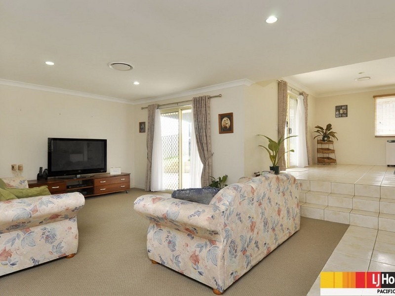 16 Maui Crescent, Oxenford QLD 4210