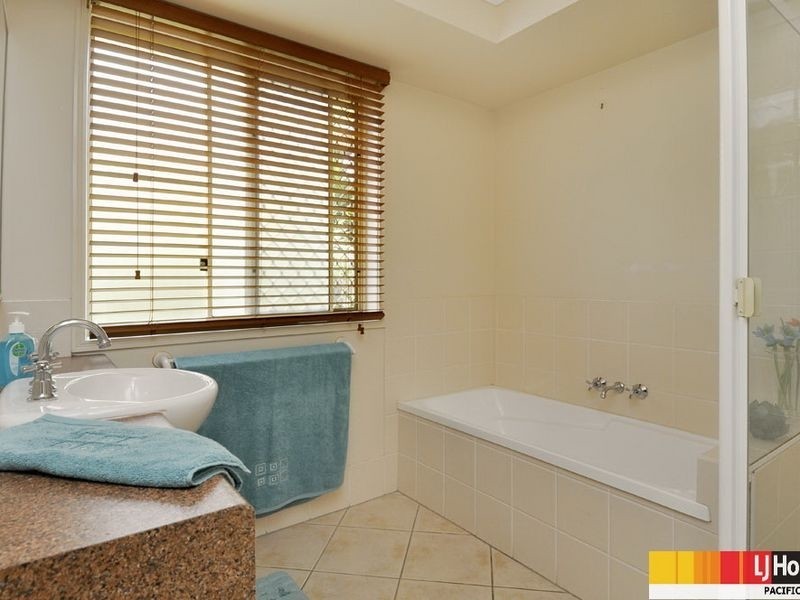 16 Maui Crescent, Oxenford QLD 4210