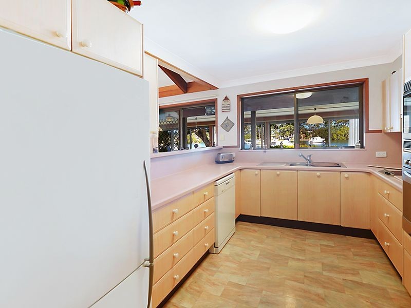39 Lindsay Street, Paradise Point QLD 4216