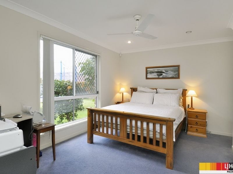 4 Buffalo Crescent, Pacific Pines QLD 4211