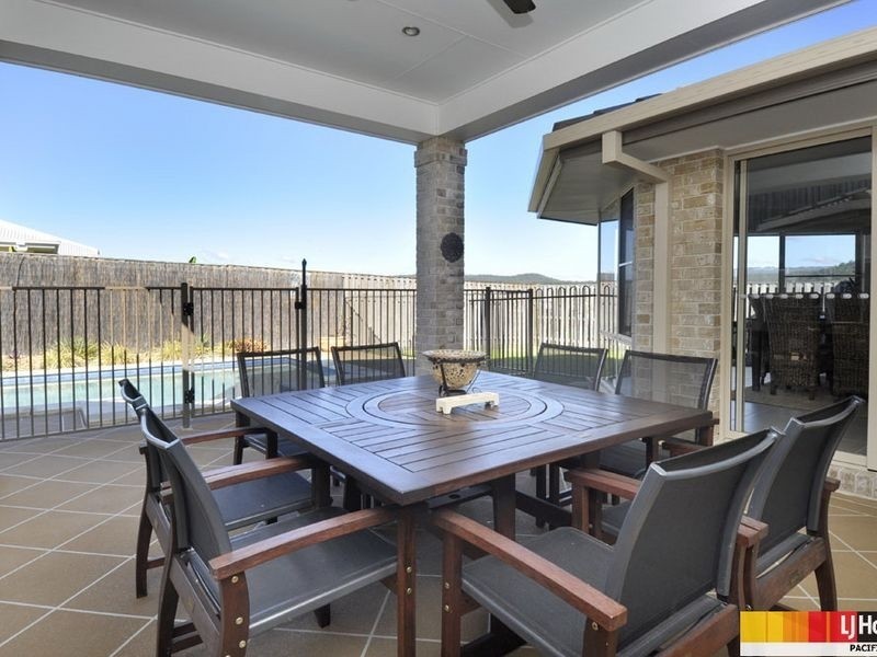 18 Sangster Crescent, Pacific Pines QLD 4211