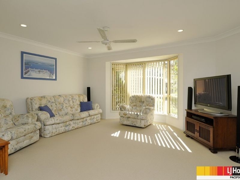 9 Nauru Place, Pacific Pines QLD 4211