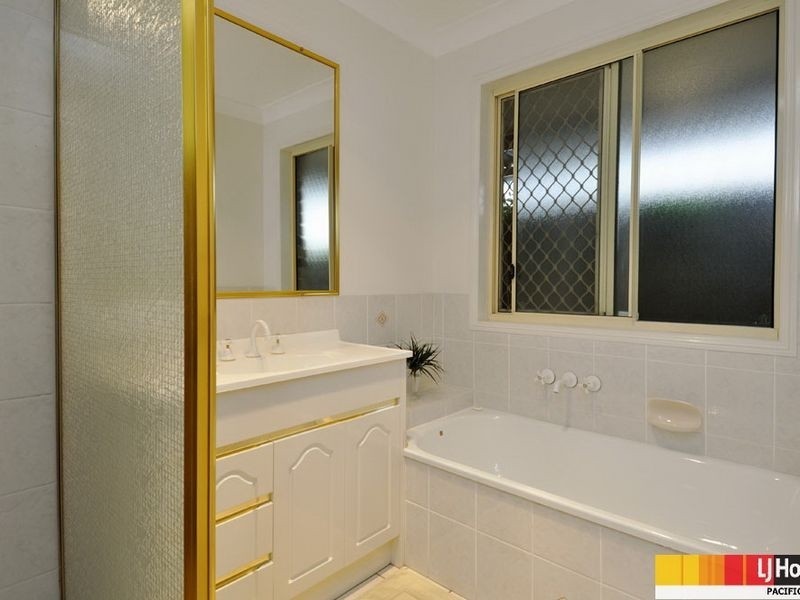 9 Nauru Place, Pacific Pines QLD 4211