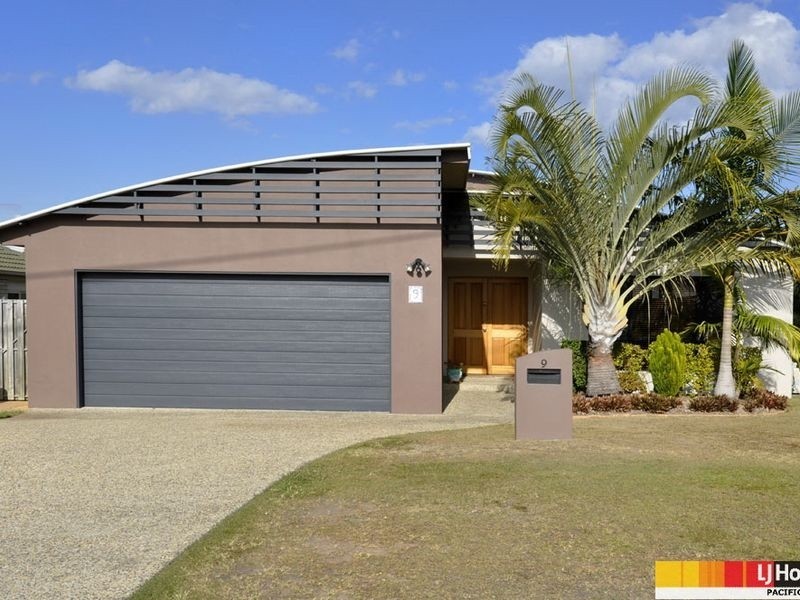 9 Manra Way, Pacific Pines QLD 4211